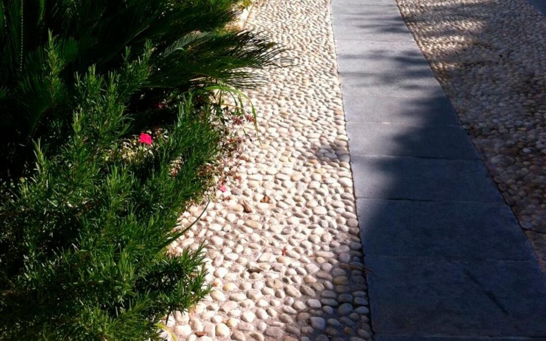 Driveway entrance – grey stone and ticino pebble