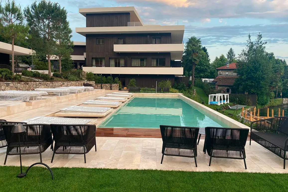 Piscina y terraza de Travertino nublado